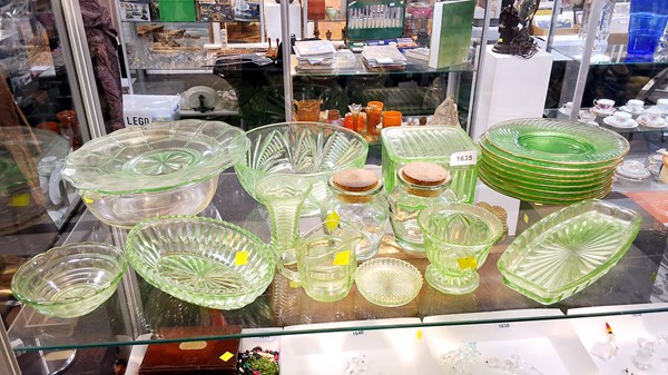 Lot 1635 - GLASSWARE