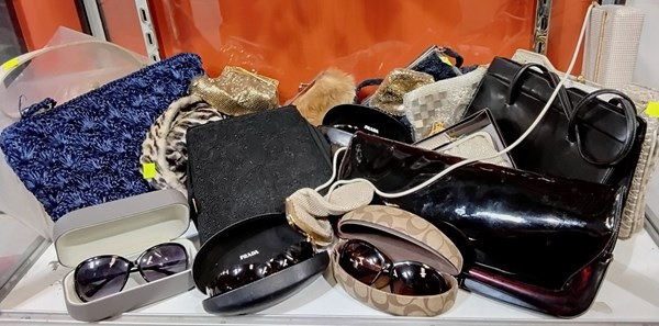 Lot 1710 - LADIES FASHION REQUISITES