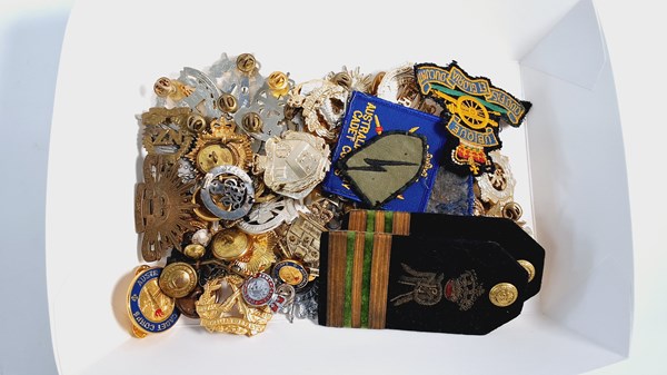 Lot 1077 - BADGES