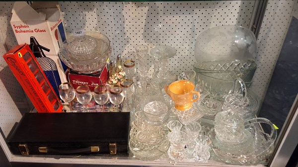 Lot 1532 - GLASSWARE