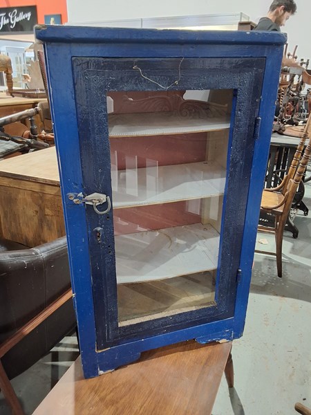 Lot 152 - DISPLAY CABINET