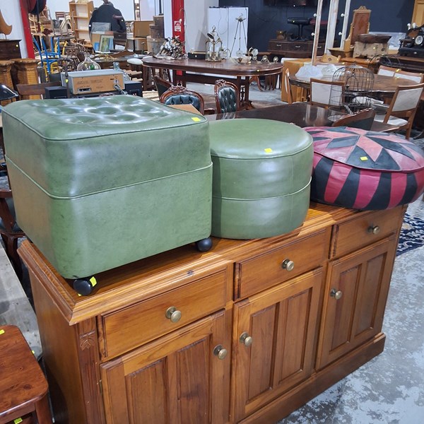 Lot 254 - OTTOMANS