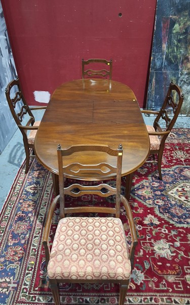 Lot 211 - DINING SUITE