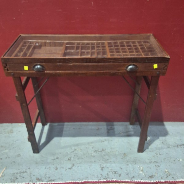 Lot 240 - TABLE