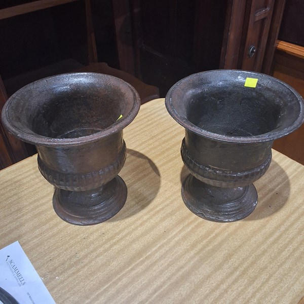 Lot 128 - URNS