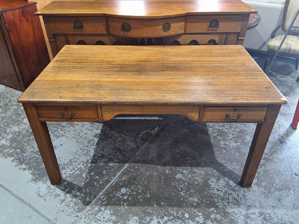 Lot 104 - DESK