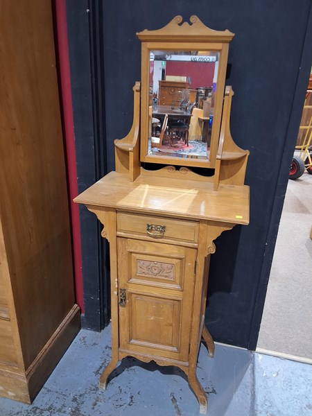 Lot 185 - DRESSING STAND