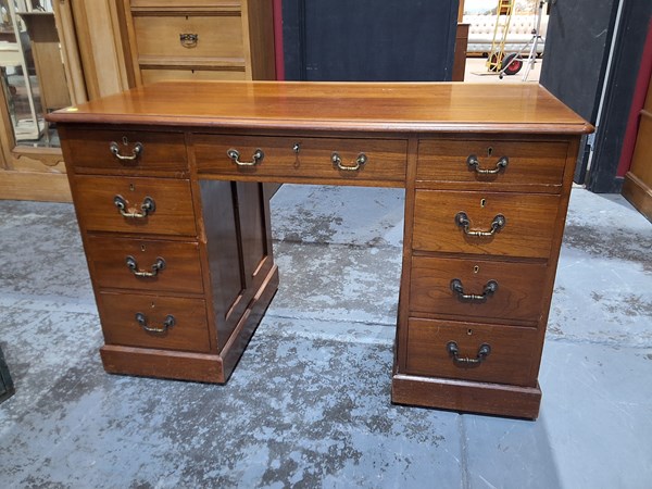 Lot 182 - DESK