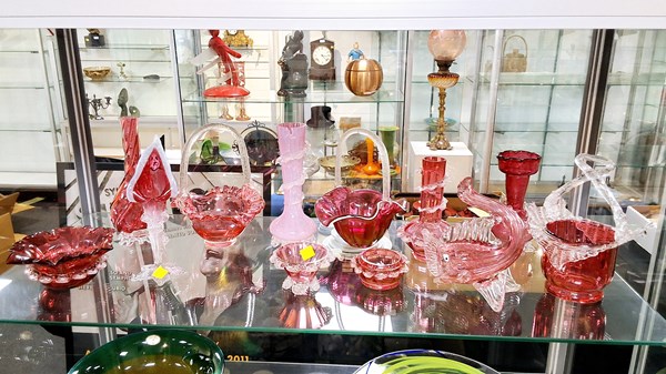 Lot 1261 - PINK GLASSWARE