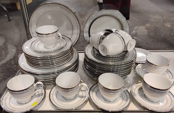 Lot 1485 - PART DINNER SERVICE