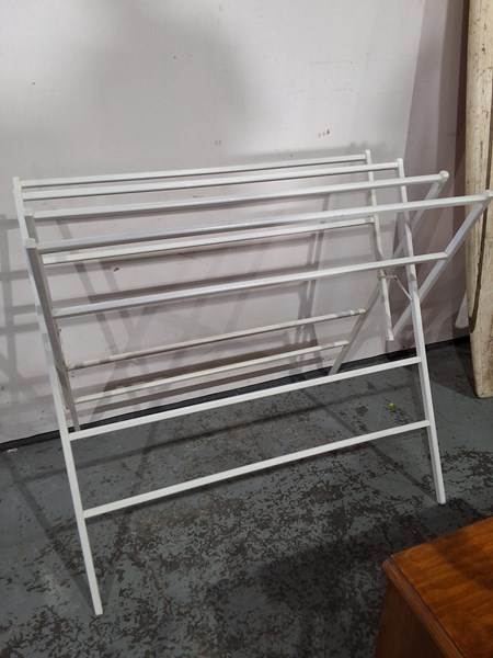 Lot 322 - CLOTHES AIRER