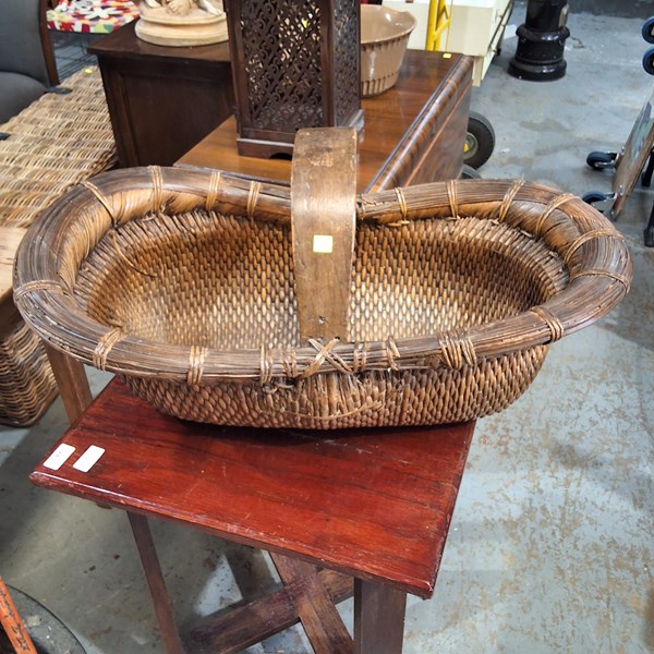 Lot 194 - BASKET