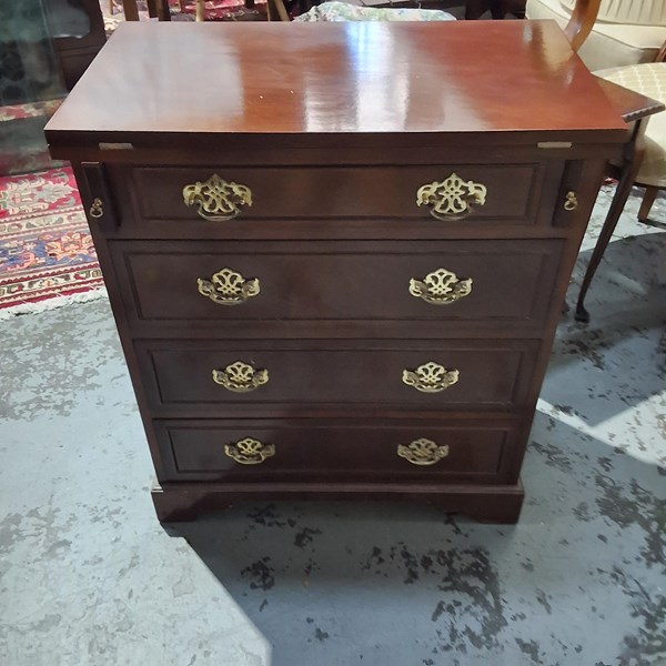 Lot 233 - CHEST OF DRAWERS