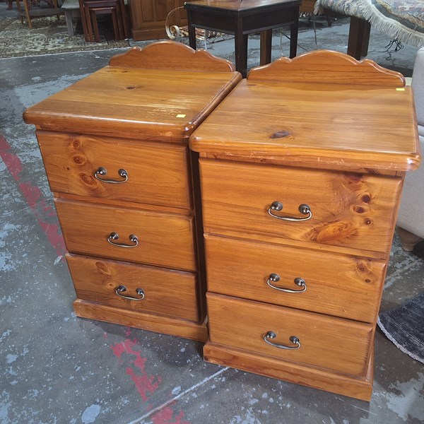 Lot 98 - BEDSIDE CHESTS