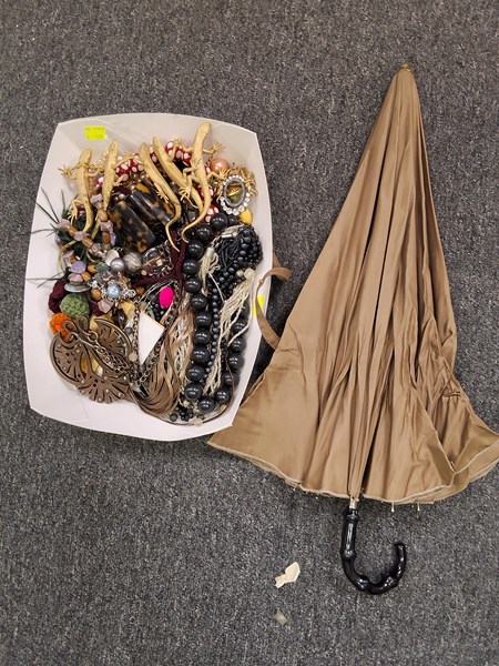 Lot 1549 - COSTUME JEWELLERY