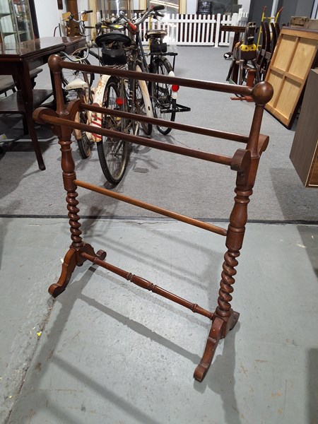 Lot 260 - TOWEL RAIL