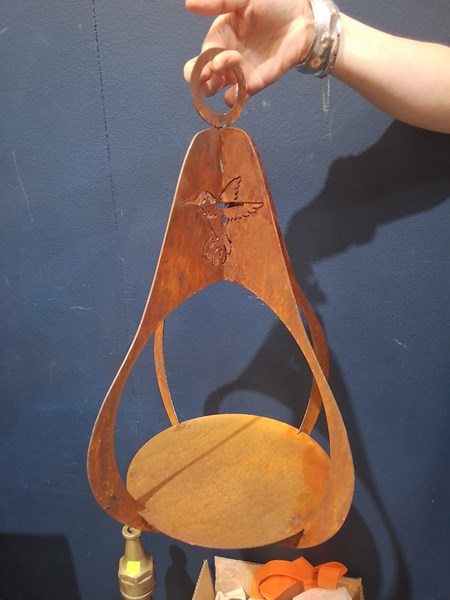 Lot 217 - BIRD FEEDER