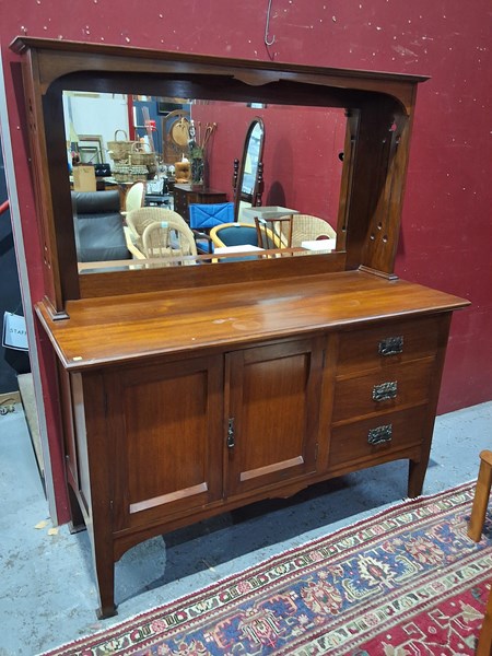 Lot 20 - SIDEBOARD