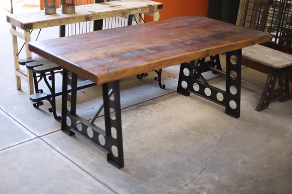 Lot 11 - DINING TABLE