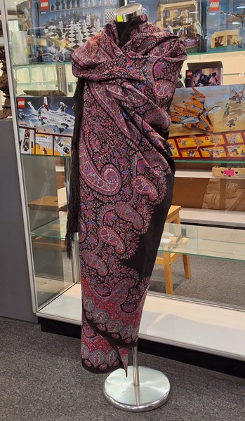 Lot 1661 - PAISLEY SHAWL