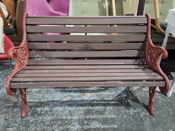 Lot 542 - GARDEN BENCH