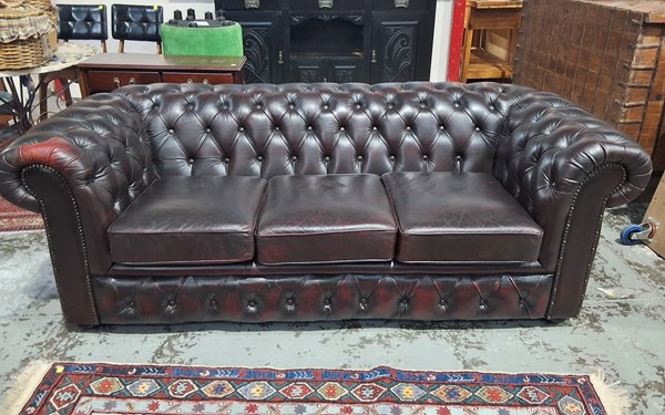 Lot 24 - CHESTERFIELD LOUNGE