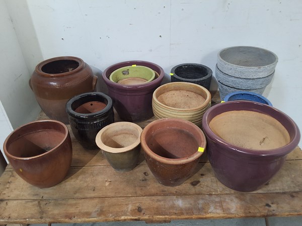 Lot 526 - PLANT POTS