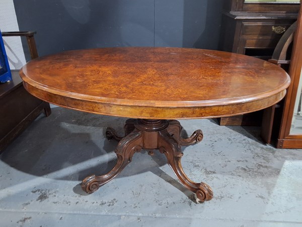 Lot 206 - LOO TABLE