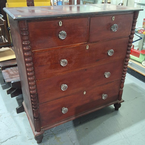 Lot 6 - CHEST OF DRAWERS