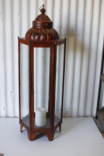 Lot 104 - LANTERN