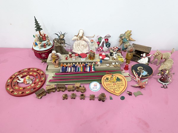 Lot 1673 - CHRISTMAS DECORATIONS