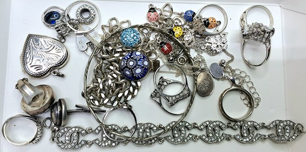 Lot 1599 - JEWELLERY