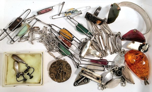 Lot 1593 - JEWELLERY