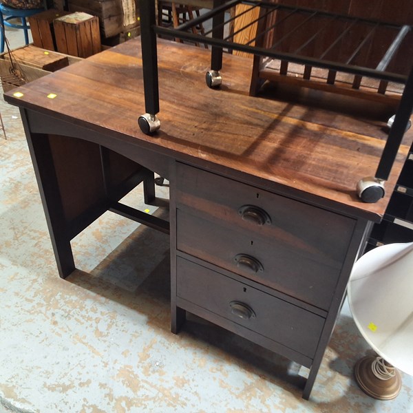 Lot 276 - DESK