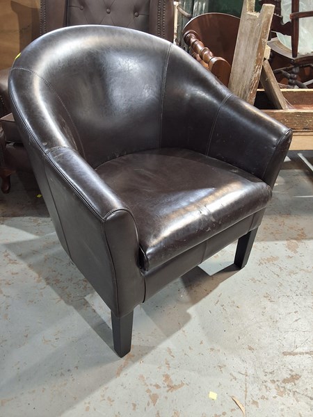 Lot 289 - TUB CHAIR