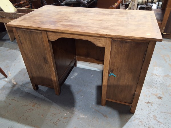 Lot 215 - DESK