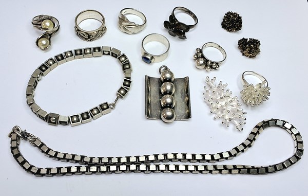 Lot 1079 - JEWELLERY