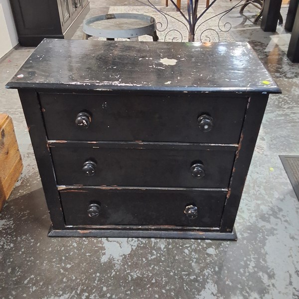 Lot 7 - CHEST OF DRAWERS