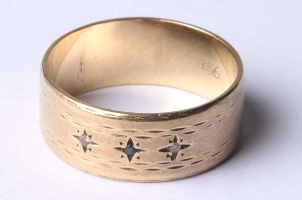 Lot 1020 - GOLD RING