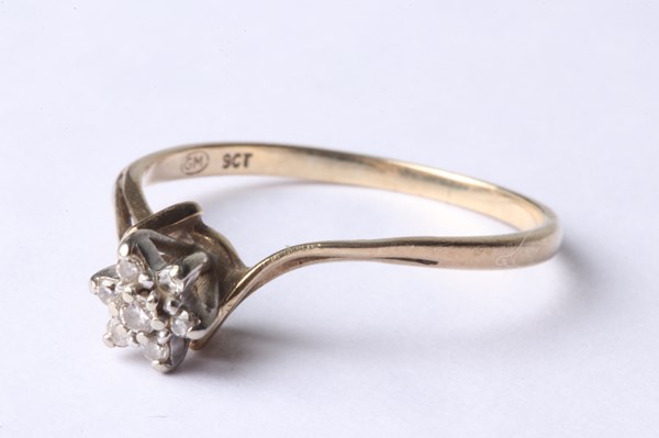 Lot 1024 - GOLD & DIAMOND RING