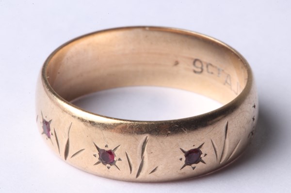 Lot 1001 - GOLD RING