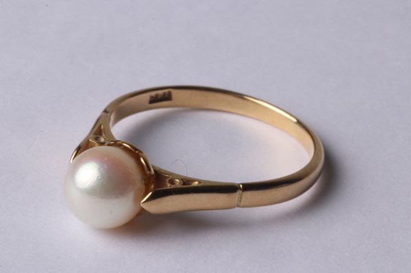 Lot 1015 - GOLD & PEARL RING