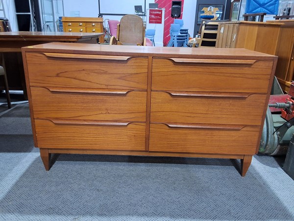 Lot 423 - SIDEBOARD