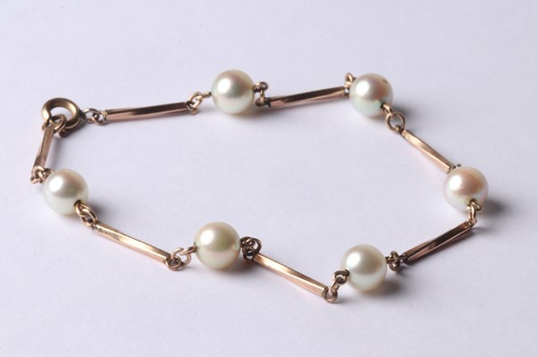 Lot 1002 - PEARL BRACELET