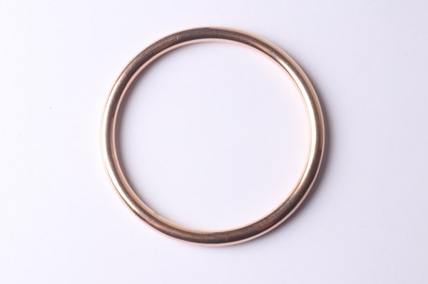 Lot 1014 - GOLD BANGLE