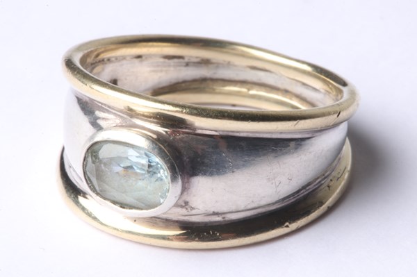 Lot 1012 - SILVER & GOLD RING