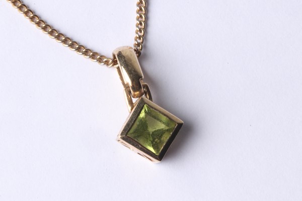 Lot 1008 - GOLD PENDANT