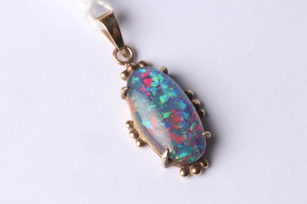 Lot 1003 - GOLD OPAL PENDANT