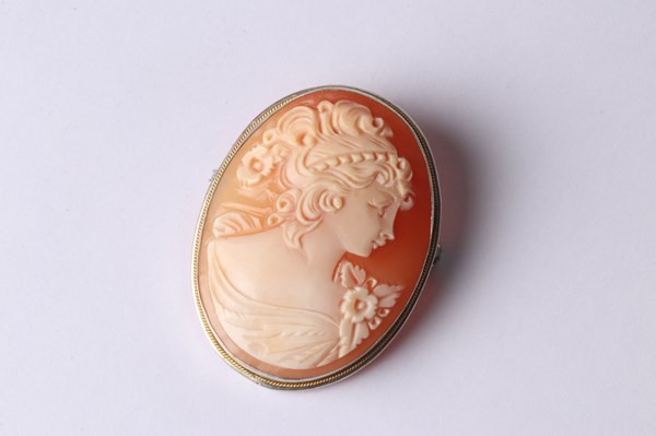 Lot 1030 - CAMEO BROOCH