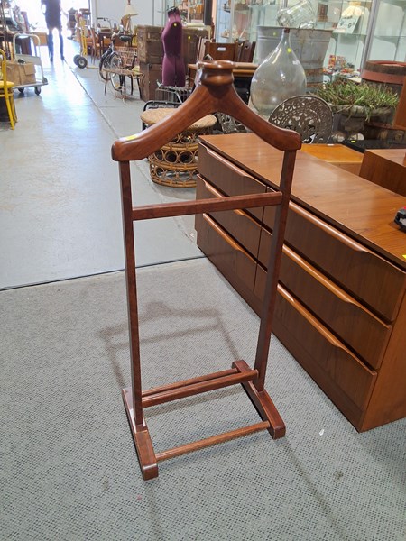 Lot 426 - VALET STAND